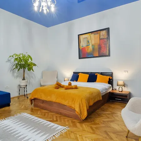2 Bedroom Oldtown Mountain View Apartment With Private Terrace And High Ceilings Rooms Brasov Exterior photo