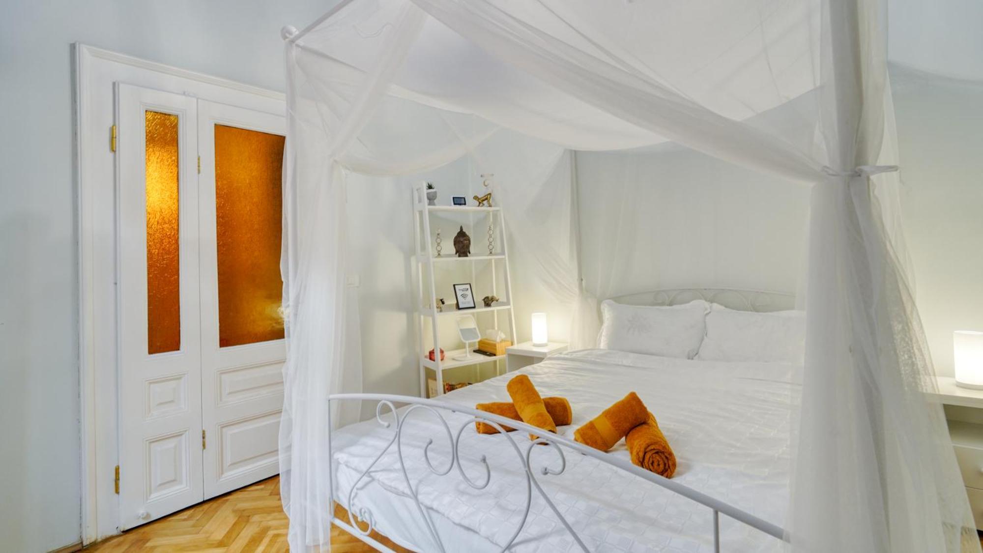 2 Bedroom Oldtown Mountain View With Private Terrace And High Ceilings