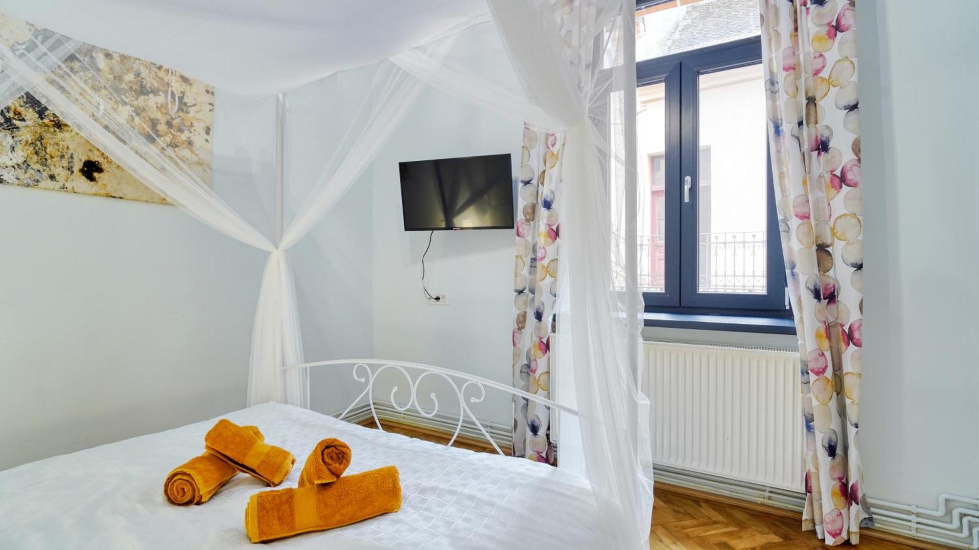 2 Bedroom Oldtown Mountain View With Private Terrace And High Ceilings *